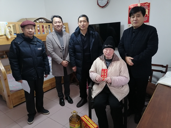 慰問(wèn)退休老同志.jpg 慰問(wèn)退休老同志.jpg