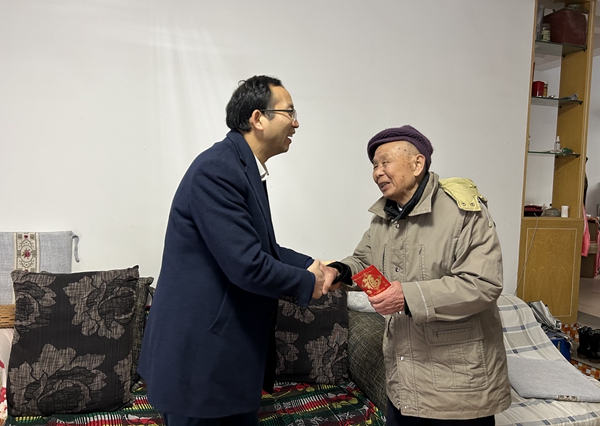 2 慰問老領(lǐng)導(dǎo).jpg 2 慰問老領(lǐng)導(dǎo).jpg