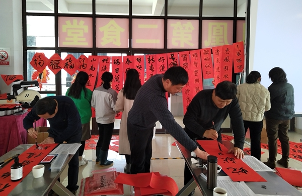 送春聯(lián).jpg 送春聯(lián).jpg